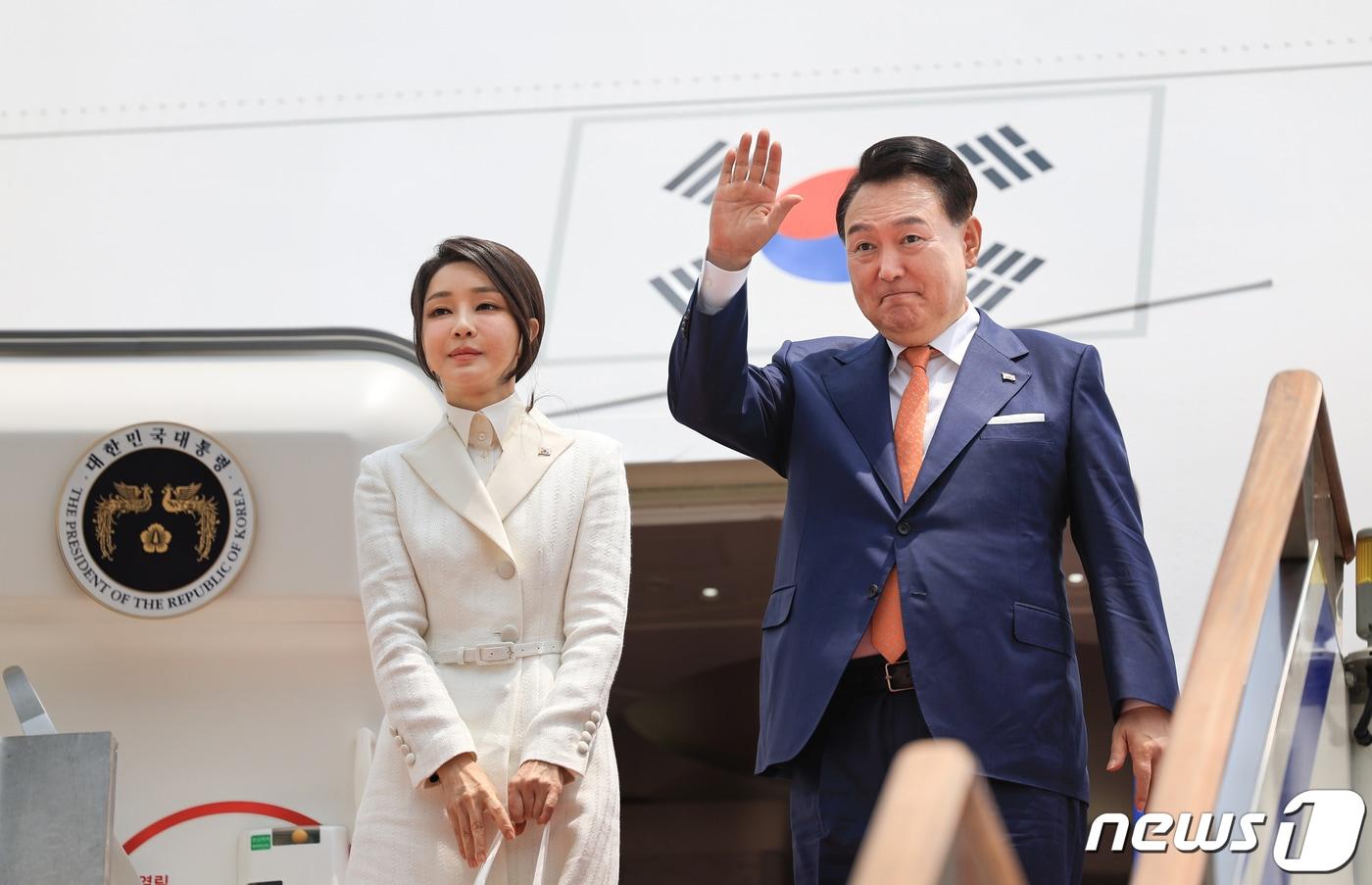 리투아니아·폴란드 순방에 나선 윤석열 대통령과 김건희 여사가 7월10일 오후 경기 성남시 서울공항을 통해 출국하며 공군 1호기에 올라 인사하고 있다. (대통령실 제공) 2023.7.10/뉴스1 ⓒ News1 오대일 기자
