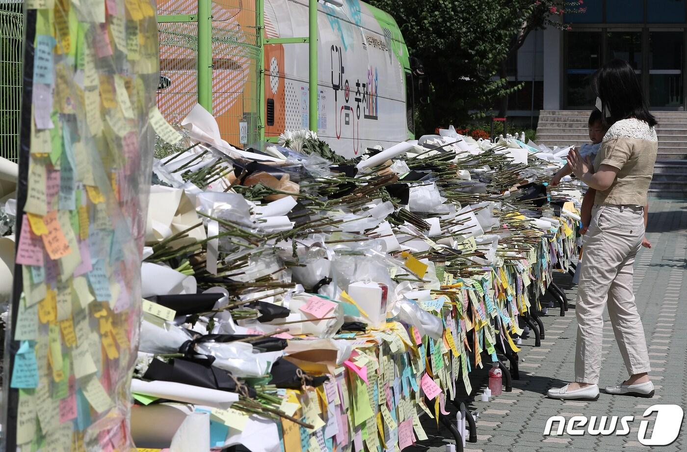 22일 서울 서초구 서이초등학교에서 추모객들이 극단적 선택으로 세상을 떠난 교사를 추모하고 있다. 교육부와 서울시교육청, 강남서초교육지원청은 이 사건과 관련해 경찰 조사와 별개로 합동조사단을 운영할 예정이다. 2023.7.22/뉴스1 ⓒ News1 신웅수 기자