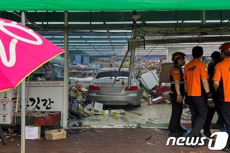 충주서 승용차 마트 돌진 2명 경상…운전자