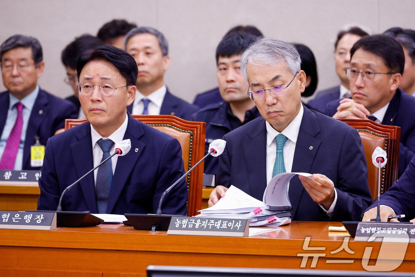 이석용 NH농협은행장(왼쪽), 이석준 NH농협금융지주 회장이 18일 오후 서울 여의도 국회 농림축산식품해양수산위원회에서 열린 농업협동조합중앙회·농협경제지주·농협금융지주 국정감사에 출석해 의원 질의를 듣고 있다. 2024.10.18/뉴스1 ⓒ News1 안은나 기자