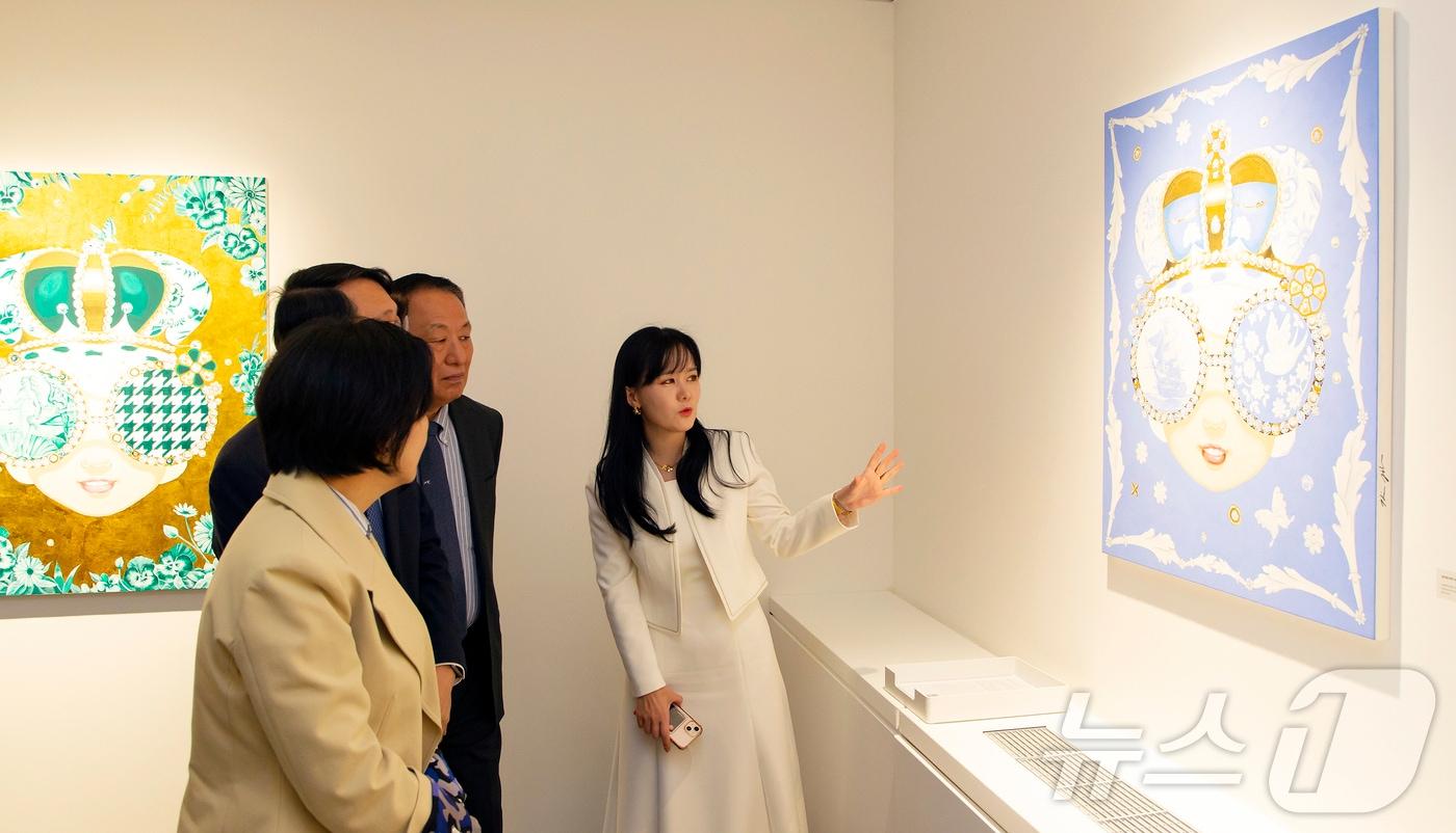 양영철 제주국제자유도개발센터 이사장과 김일환 제주대학교 총장, 이선화 제주국제컨벤션센터 이사장이 29일 JDC 엘리트빌딩 로비에서 김지희 작가 초대전을 감상하고 있다.(제주국제자유도개발센터 제공)
