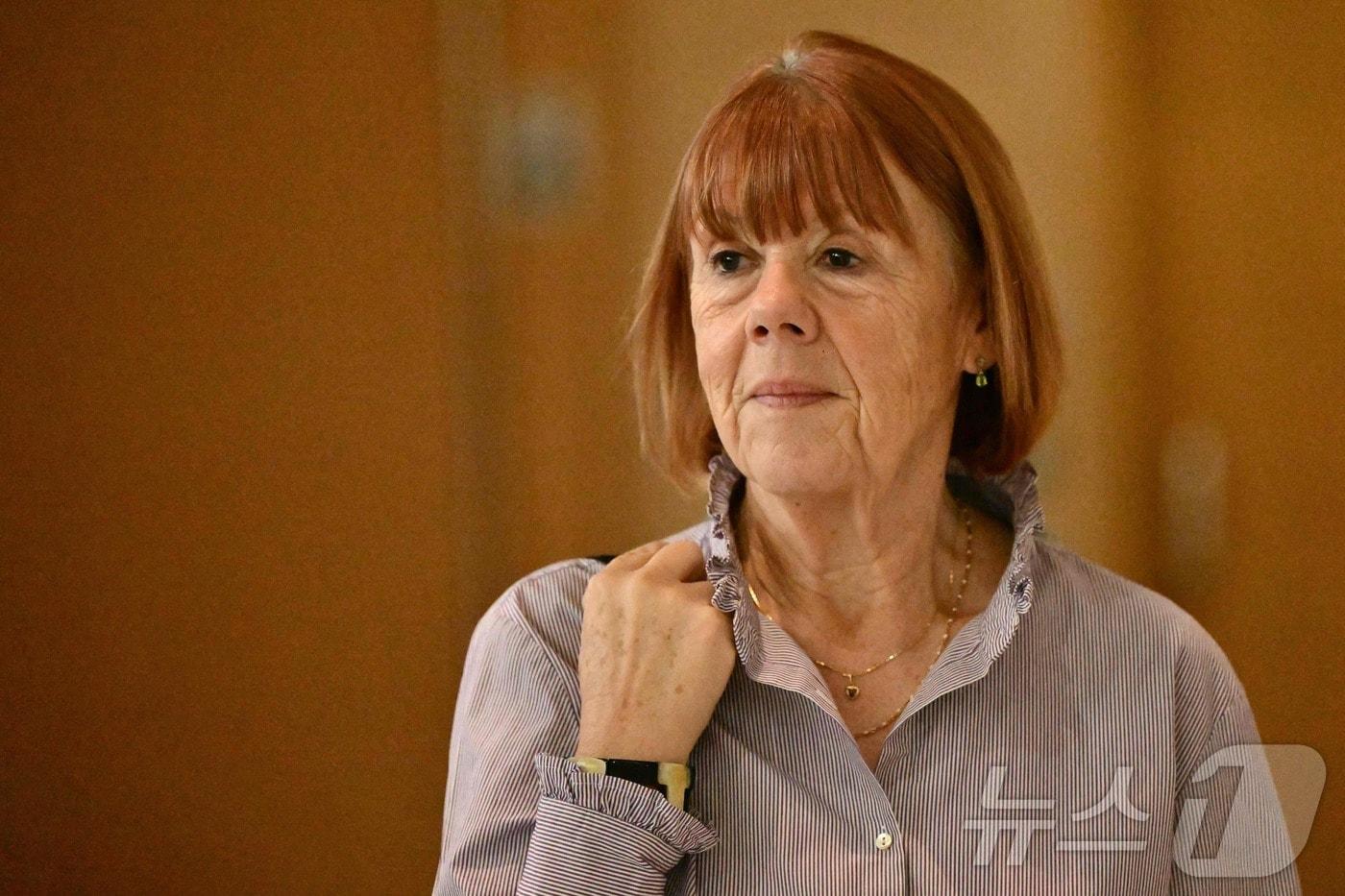 25일(현지시간) 프랑스 남부 아비뇽 법원에서 남편과 모르는 남성 수십명으로부터 9년간 성폭행을 당한 지젤 펠리코가 나오고 있다. 이날 재판에서 검찰은 남편 도미니크 펠리코에게 징역 20년을 구형했다. 2024.11.25 ⓒ AFP=뉴스1 ⓒ News1 김지완 기자