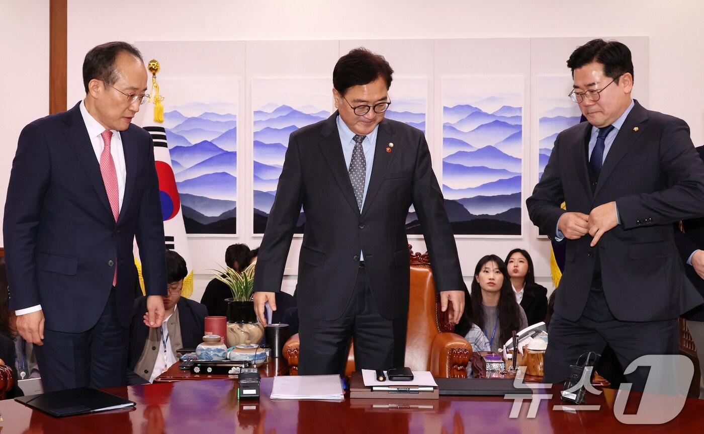 추경호 국민의힘 원내대표(왼쪽부터), 우원식 국회의장, 박찬대 더불어민주당 원내대표가 26일 오후 서울 여의도 국회의장실에서 채해병 순직사건 국정조사 등 본회의 관련 논의를 위해 회동하고 있다. (공동취재) 2024.11.26/뉴스1 ⓒ News1 안은나 기자