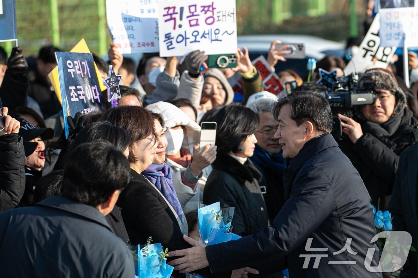 자녀 입시 비리와 청와대 감찰 무마 혐의로 대법원으로부터 징역 2년 실형을 확정 받은 조국 전 조국혁신당 대표가 16일 오전 경기도 의왕시 서울 구치소로 수감되기 전 마중나온 지지자들과 인사하고 있다. (자료사진) 2024.12.16/뉴스1 ⓒ News1 이승배 기자