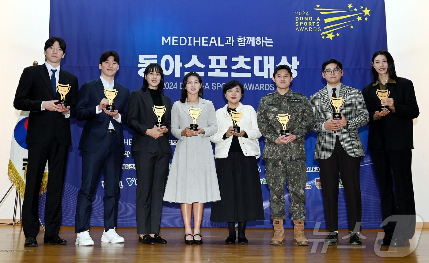 왼쪽부터 남자프로배구 허수봉, 남자프로농구 이정현, 여자프로농구 김단비, 여자프로골프 박현경, 남자프로골프 장유빈 대리수상자 장정윤 씨, 프로축구 이동경, 프로야구 김도영, 여자프로배구 김연경이 2024 동아스포츠대상 시상식에서 올해의 선수로 뽑힌 뒤 기념사진을 촬영하고 있다. (스포츠동아 제공)