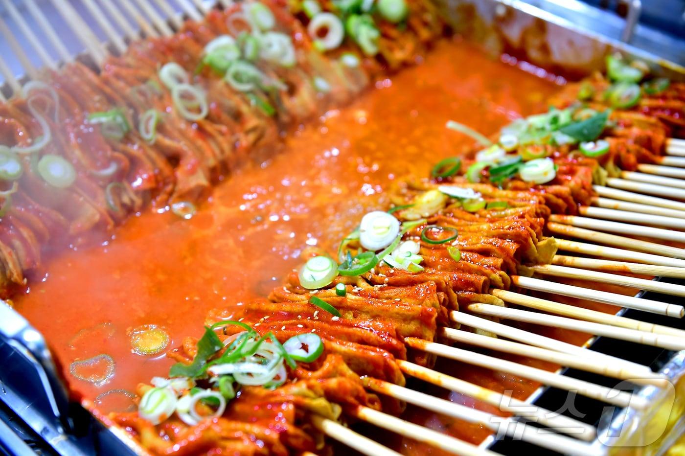 상표 등록한 원조 먹거리…제천서 '빨간오뎅' 축제 열린다 - 뉴스1