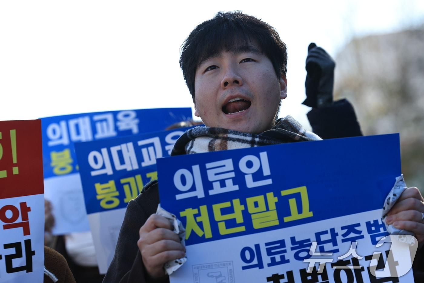 '비상계엄' 무리수에 탄핵 정국으로 이어지며 의대정원 증원 동력이 소멸되고 있는 가운데 서울대병원 전공의협의회 비상대책위원회가 8일 오후 서울 종로구 대학로에서 의료농단·계엄 규탄 집회를 진행하고 있다. 2024.12.8/뉴스1 ⓒ News1 박정호 기자