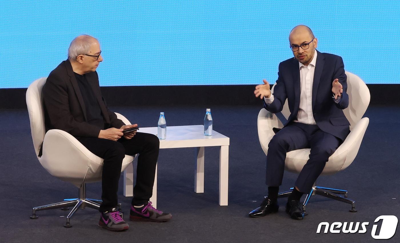 데미스 허사비스 구글 딥마인드 창업자 겸 최고경영자(CEO)가 26일 오후(현지시간) 스페인 바르셀로나 피아 그란 비아 전시장 메인스테이지에서 ‘휴머나이징 AI, 우리의 AI 미래’를 주제로 기조연설을 하고 있다. 2024.2.26/뉴스1 ⓒ News1 김민지 기자