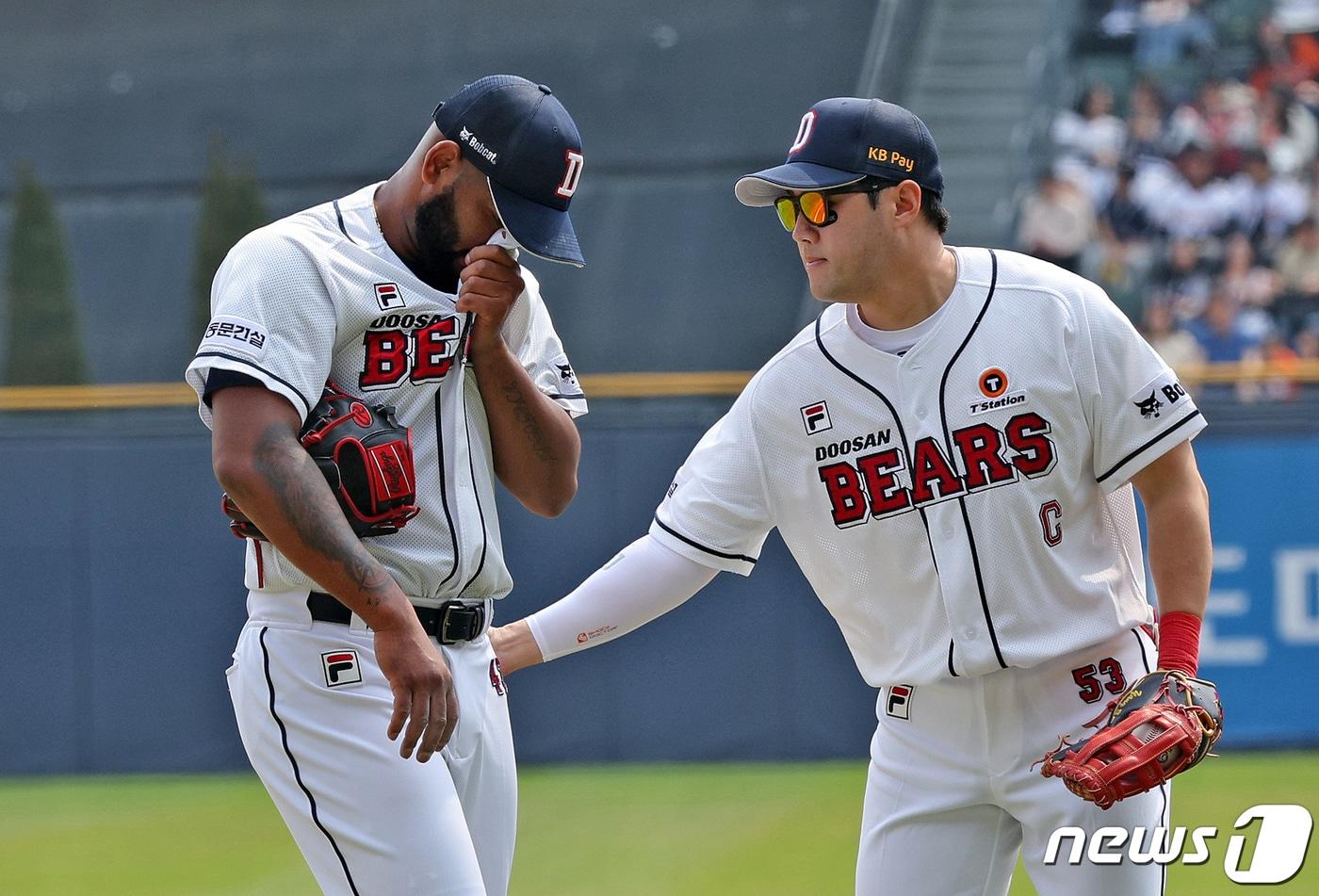 10일 오후 서울 송파구 잠실야구장에서 열린 프로야구 '2024 신한 SOL 뱅크 KBO리그' 한화 이글스와 두산 베어스의 경기 1회 초 2실점으로 이닝을 마친 두산 선발투수 알칸타라가 더그아웃으로 향하고 있다. 2024.4.10/뉴스1 ⓒ News1 장수영 기자