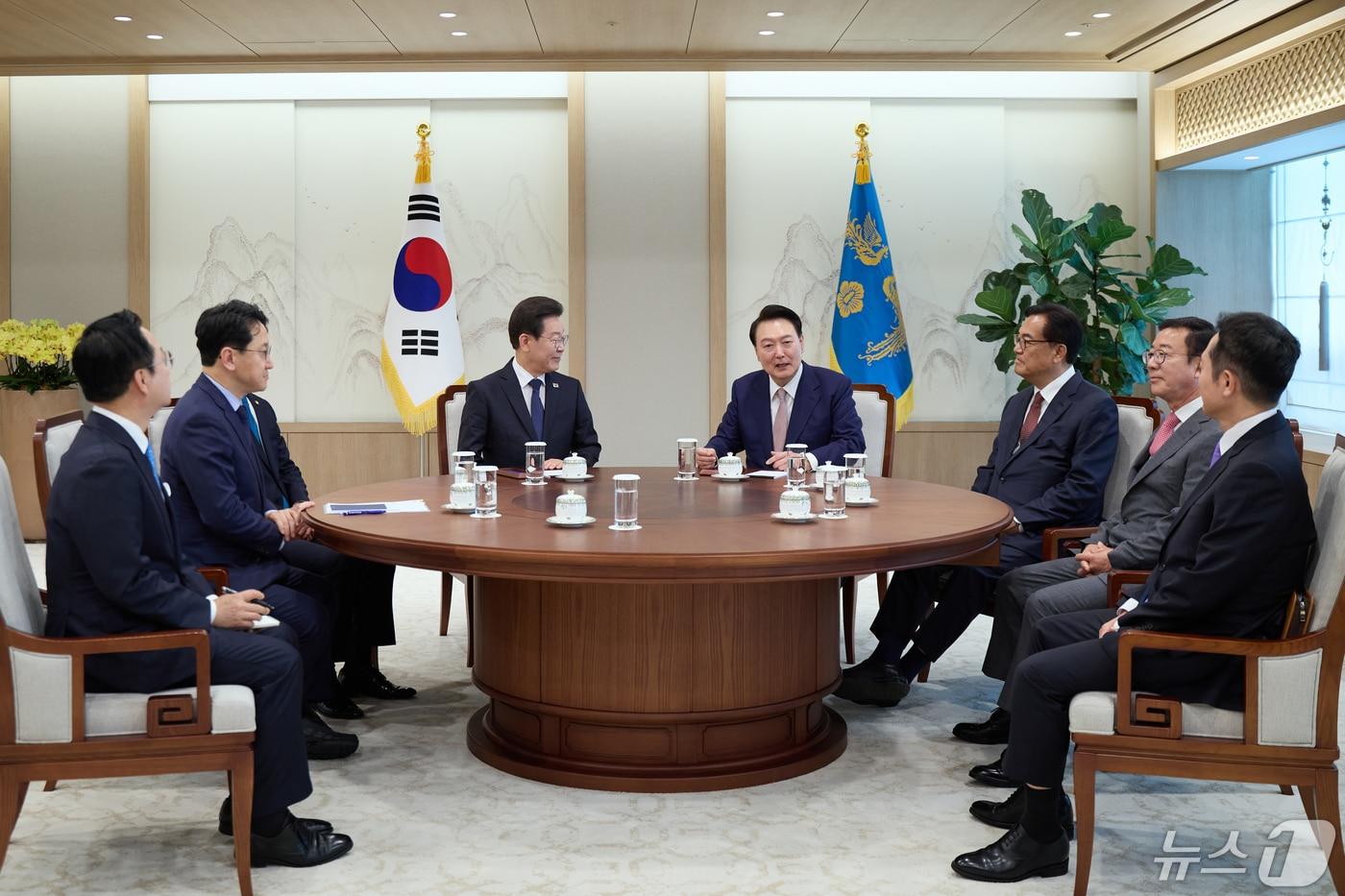 윤석열 대통령이 29일 용산 대통령실에서 열린 이재명 더불어민주당 대표와의 첫 영수회담에서 발언하고 있다. 왼쪽부터 더불어민주당 박성준 수석대변인, 천준호 대표비서실장, 진성준 정책위의장, 이 대표, 윤 대통령, 정진석 대통령비서실장, 홍철호 정무수석, 이도운 홍보수석. (대통령실 제공) 2024.4.29/뉴스1(대통령실 제공) 2024.4.29/뉴스1 ⓒ News1 오대일 기자