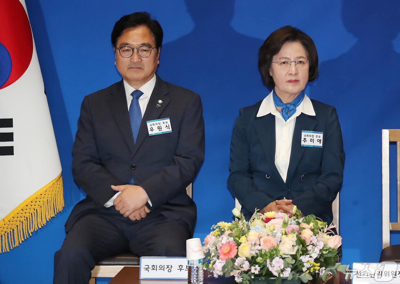 본문 이미지 - 2024년 5월 16일 서울 여의도 국회 의원회관에서 열린 22대 국회 전반기 국회의장단 후보 선출을 위한 더불어민주당 당선자총회에서 당선된 우원식 의원. 오른쪽은 고배를 마신 추미애 후보. 2024.5.16 ⓒ 뉴스1 임세영 기자