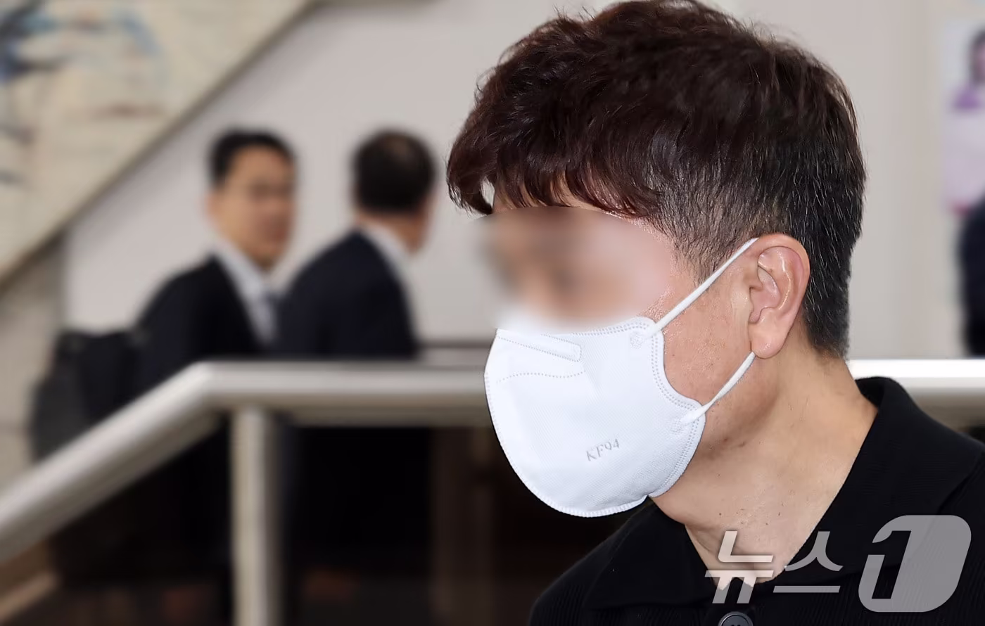 개그맨 박수홍의 출연료 등 62억 원을 빼돌린 혐의를 받는 친형 박 모씨가 17일 서울 서초구 서울고등법원에서 열린 특정경제범죄가중처벌등에관한법률위반(횡령)등 항소심 1차 공판에 출석하고 있다. 2024.5.17/뉴스1 ⓒ News1 김성진 기자