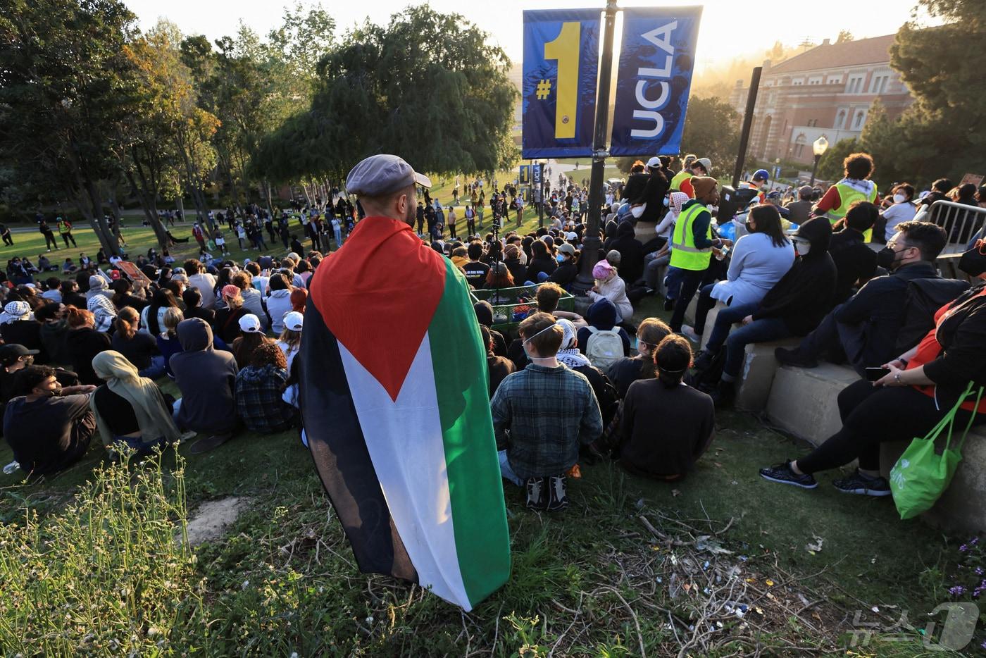 미국 뉴욕 컬럼비아대에서 시작된 친(親)팔레스타인·가자전쟁 종전 시위가 미 전역의 대학가로 번진 가운데 캘리포니아대 로스앤젤레스(UCLA) 캠퍼스 교정에서 학생들이 천막 농성을 벌이고 있다. 2024.05.01. ⓒ 로이터=뉴스1 ⓒ News1 김성식 기자