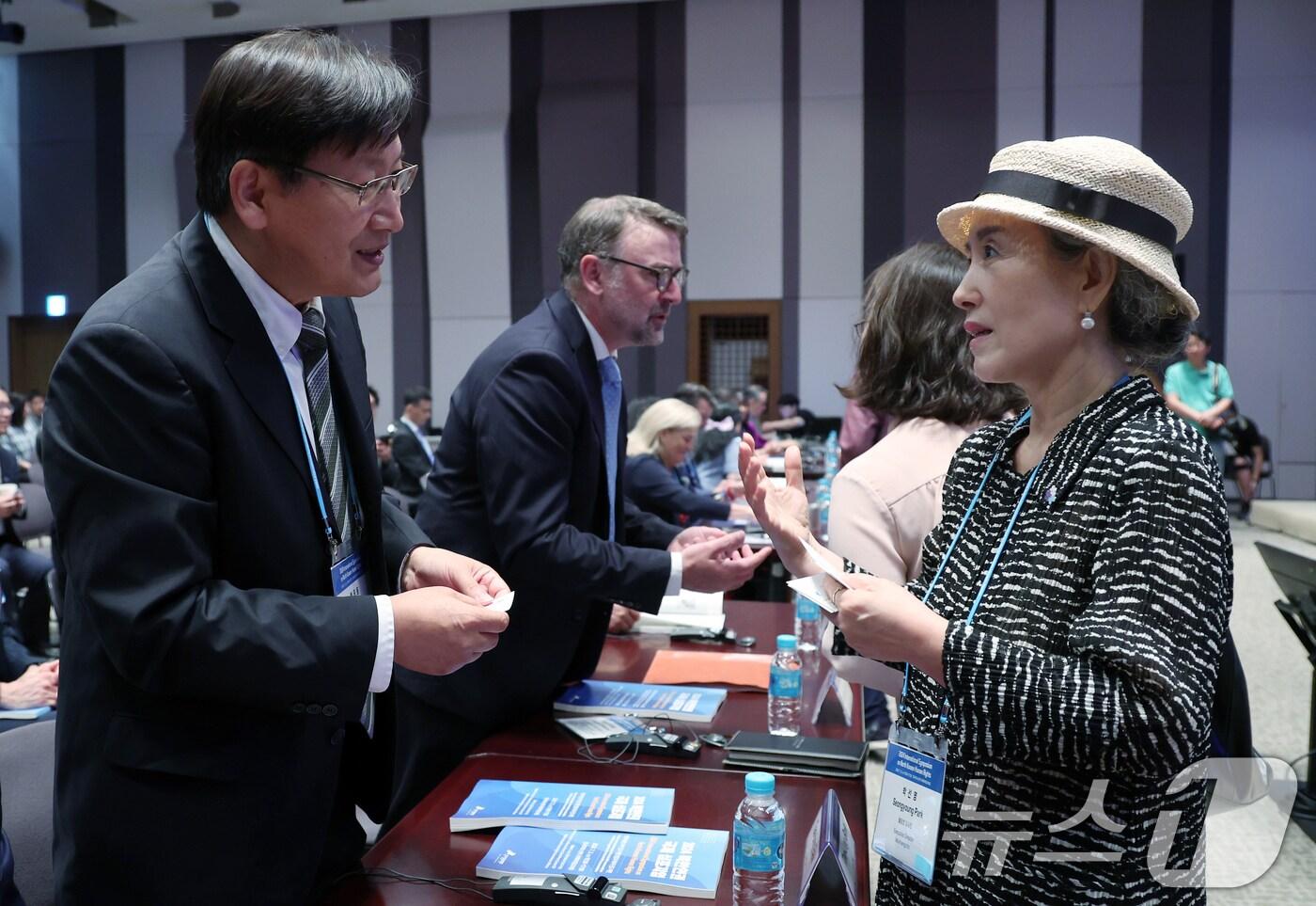 백태웅 하와이대 로스쿨 교수(전 유엔 강제실종 실무그룹 의장)이 3일 오전 서울 중구 세종대로 한국프레스센터 국제회의장에서 열린 2024 북한인권 국제 심포지엄에서 박선영 물망초 이사장과 대화를 나누고 있다. 2024.7.3/뉴스1 ⓒ News1 박정호 기자