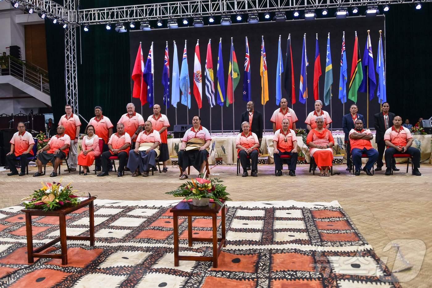 26일 남태평양 통가왕국 수도 누쿠알로파에서 열린 태평양도서국 포럼(PIF) 개막식에서 투포우토 울루카라라 통가 왕세자(가운데)가 안토니우 구테흐스 유엔 사무총장 등 참석 지도자들과 기념 사진을 찍고 있다. 2024.08.26 ⓒ AFP=뉴스1 ⓒ News1 정지윤기자