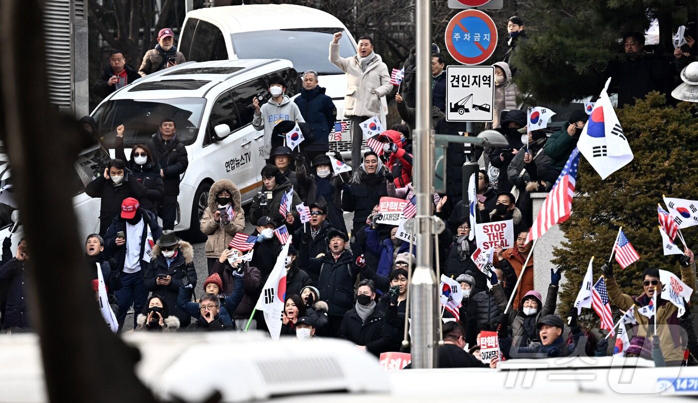 내란 우두머리 혐의로 체포된 윤석열 대통령의 구속 전 피의자 심문(영장실질심사)이 열린 18일 서울 마포구 서울서부지방법원 앞에서 윤 대통령 지지자들이 규탄 집회를 하고 있다.(공동취재) 2025.1.18/뉴스1 ⓒ News1 민경석 기자
