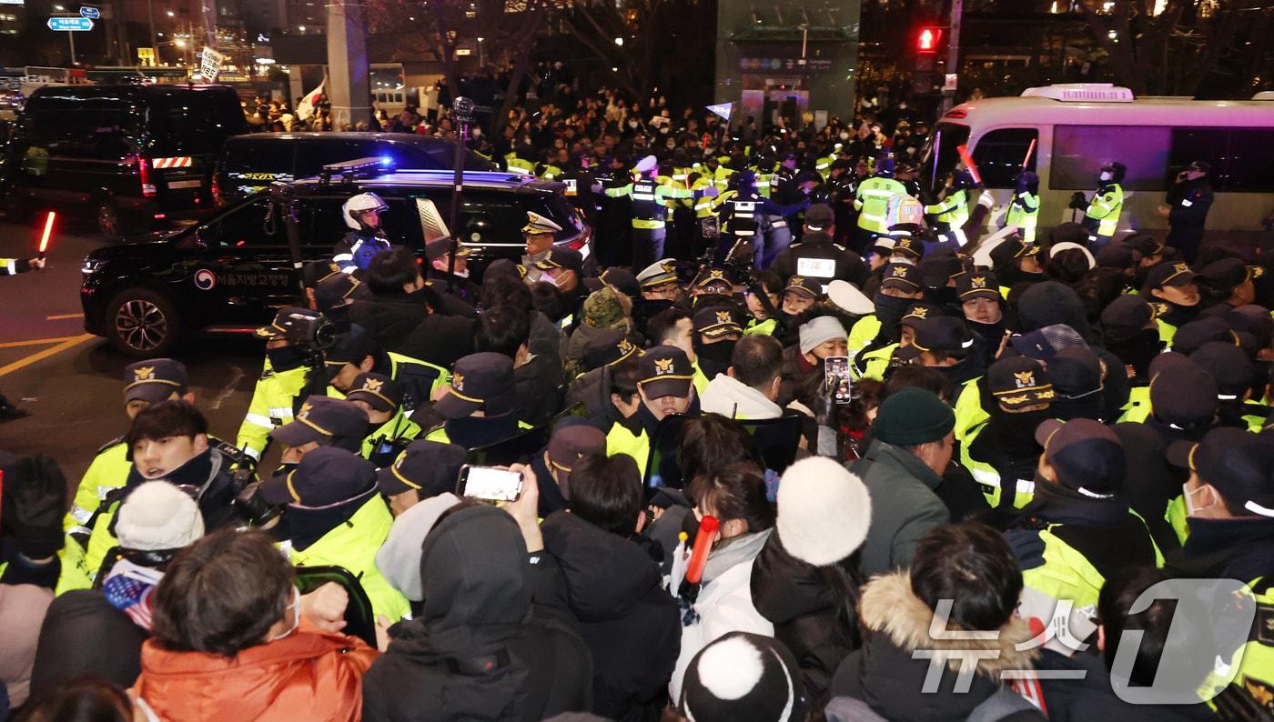 내란 우두머리 혐의로 체포된 윤석열 대통령이 18일 오후 서울 마포구 서울서부지방법원에서 영장실질심사를 받았다. 윤 대통령에 대한 영장심사가 끝난 뒤 호송차량을 비롯한 경호차량들이 법원을 빠져나가고 있다.(공동취재) 2025.1.18/뉴스1 ⓒ News1 민경석 기자