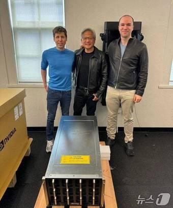 본문 이미지 - 왼쪽부터 샘 올트먼 오픈AI CEO, 젠슨 황 엔비디아 CEO, 그레그 브로크먼 오픈AI 공동창업자(그레그 브로크먼 X 갈무리)