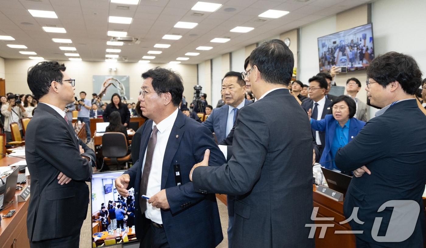 14일 서울 여의도 국회에서 열린 과학기술정보방송통신위원회 방송통신위원회 등에 대한 국정감사에서 김우영 더불어민주당 의원의 질의 중 박정훈 국민의힘 의원의 문자메시지 공개와 관련해 여야 의원들이 설전을 벌이고 있다. 2025.10.14/뉴스1 ⓒ News1 이승배 기자