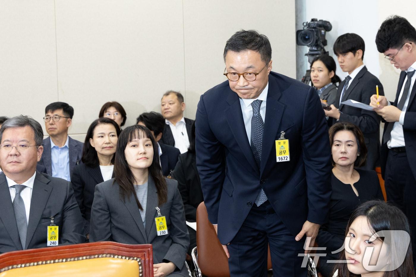 마크 리 애플코리아 사장이 14일 서울 여의도 국회에서 열린 과학기술정보방송통신위원회 방송통신위원회 등에 대한 국정감사에 출석해 인사하고 있다. 2025.10.14/뉴스1 ⓒ News1 이승배 기자