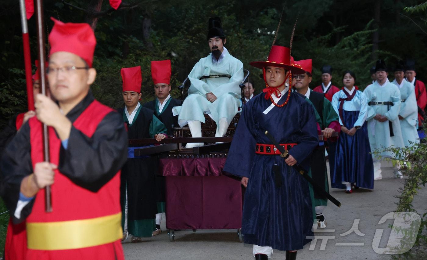 본문 이미지 - 지난해 열린 조선왕릉축전 중 조선능행 모습. ⓒ 뉴스1 김명섭 기자