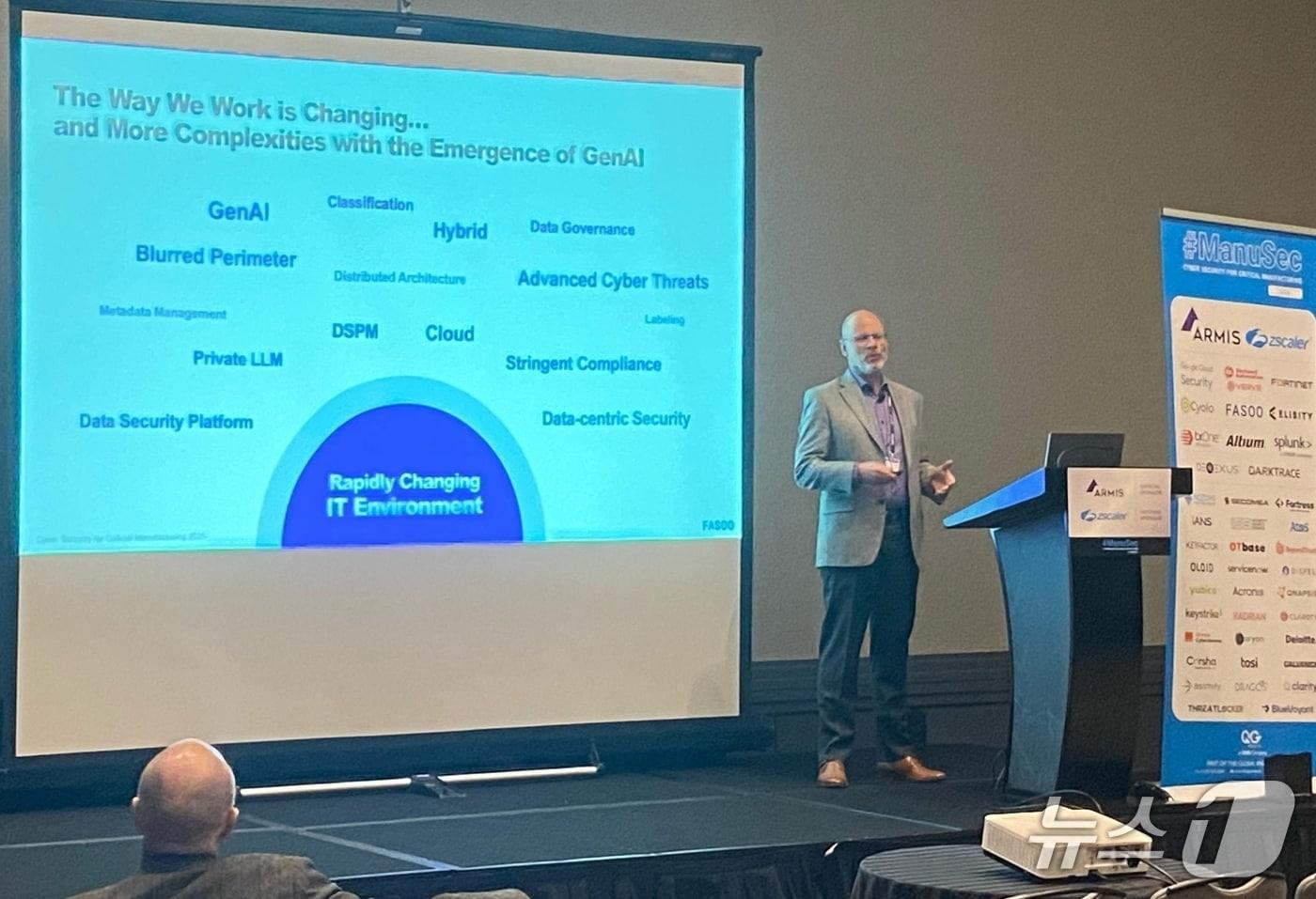 론 아덴 파수 미국법인 CTO가 ManuSec USA 2025 세션발표에서 발언하고 있다.(파수 제공)