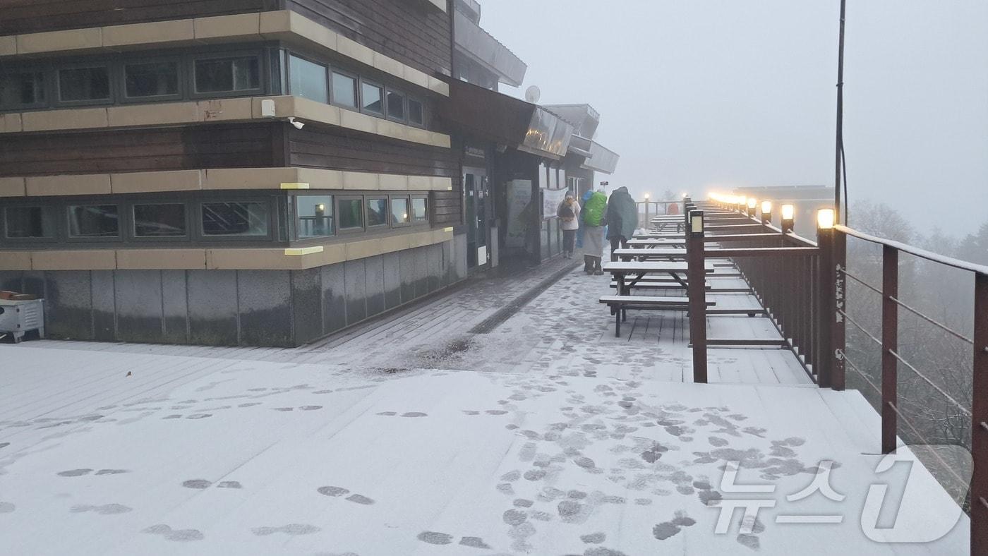20일 오전 설악산 고지대에 올해 첫눈이 관측됐다. 올해 설악산 첫눈은 지난해(10월 19일)보다 하루 늦고 2023년(10월 21일)보다 1일 빠른 것이다.(설악산국립공원사무소 제공, 재판매 및 DB 금지) 2025.10.20/뉴스1 ⓒ News1 윤왕근 기자