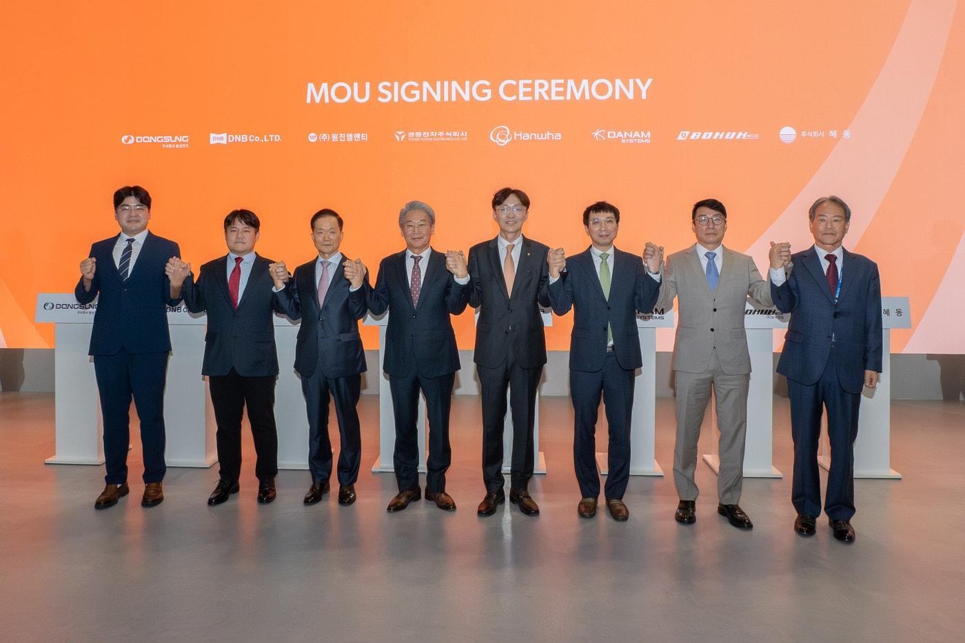 21일 경기 고양시 '서울 국제 항공우주 방위산업 전시회(ADEX) 2025' 한화에어로스페이스 부스에서 열린 수출사업 협력을 위한 포괄적 업무협약 체결식에서 관계자들이 기념촬영하고 있다. 왼쪽부터 김상완 동성전기 대표, 도용환 디앤비 대표, 이종인 원진엠앤티 사장, 류하열 영풍전자 대표, 차준호 한화에어로스페이스 구매실장, 배성규 단암시스템즈 상무, 박진수 보국강업 대표, 이복우 혜동 대표. (한화에어로스페이스 제공)