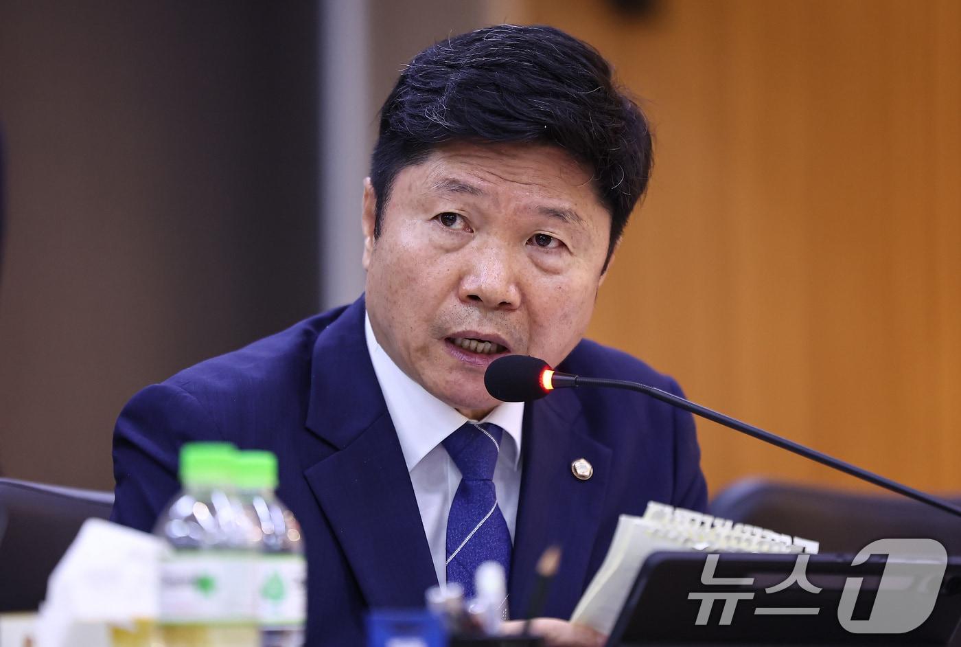 홍기원 의원이 지난 22일(현지시간) 캄보디아 프놈펜 주캄보디아 한국 대사관에서 열린 외교통일위원회 주캄보디아대사관·주베트남대사관·주태국대사관·주라오스대사관에 대한 국정감사에서 질의를 하고 있다. 2025.10.22/뉴스1 ⓒ News1 김도우 기자