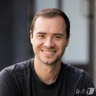 본문 이미지 - 안드레이 카르파시(Andrej Karpathy) 유레카랩스 CEO(전 오픈AI 공동창업자)안드레이 카르파시는 오픈AI 창립 멤버이자 연구원으로 재직하다 2017년 테슬라 AI 이사로 자리를 옮긴 후 2023년 2월 다시 오픈AI로 복귀했다. 이후 1년 만인 2024년 2월 개인적 프로젝트 수행을 이유로 오픈AI를 사임했다.