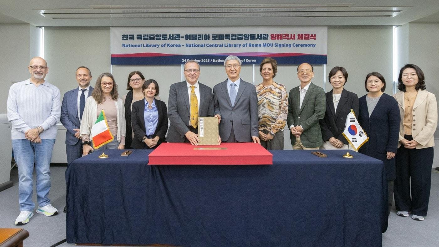 국립중앙도서관과 로마국립중앙도서관 간 양해각서 체결식 - 기념촬영. 좌측부터 (로마국립중앙도서관) 아르투로 페라리 전시 설치 자문관(Arturo Ferrari), 안드레아 카파 특수 컬렉션 부서장(Andrea Cappa), 실비아 소찌우 복원 부서장(Silvia Sotgiu), 발렌티나 롱고 필사본 부서장(Valentina Longo), 사베리아 리토 역사자료 부서장(Saveria Rito), 스테파노 캄파뇰로 관장(Stefano Campagnolo), (국립중앙도서관) 김희섭 관장, (로마국립중앙도서관) 실마나 데 카푸아 부관장(Silvana de Capua), (국립중앙도서관) 이수명 기획연수부장, 김승정 국제교류홍보팀장, 현혜원 고문헌과장, 안미란 운영지원과장 (국립중앙도서관 제공)