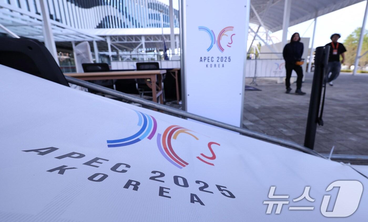 2025 경주 아시아태평양경제협력체(APEC) 정상회의 주간 시작 첫날인 27일 경북 경주화백컨벤션센터(HICO) 입구에서 관계자들이 막바지 준비로 분주한 모습이다. 2025.10.27/뉴스1 ⓒ News1 박지혜 기자