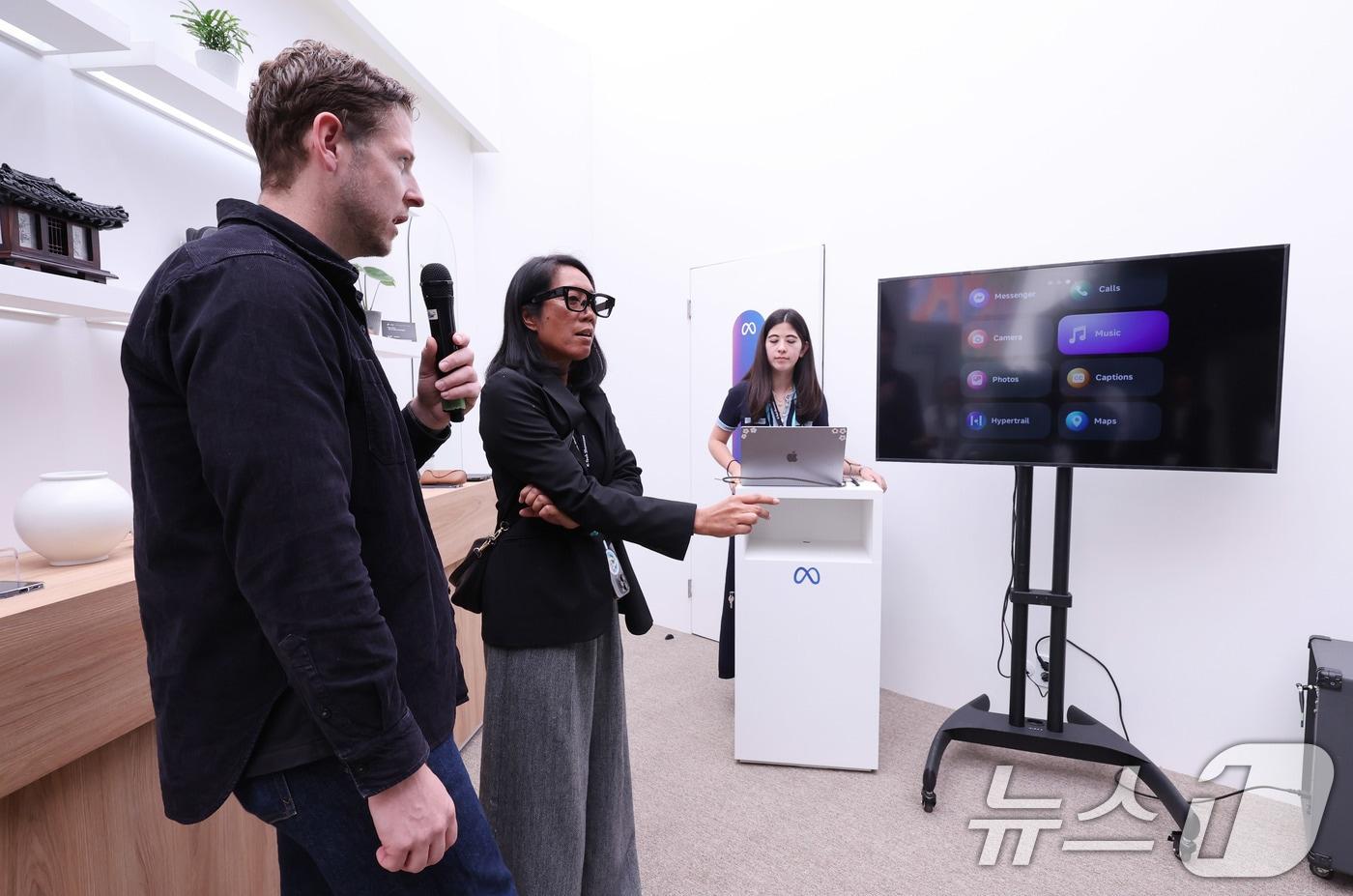 사진은 지난달 28일 경북 경주 엑스포공원 에어돔에서 열린 APEC CEO 서밋 부대행사인 'K-테크 쇼케이스'를 찾은 외국인 관람객이 메타와 협업한 '레이벤 XR(확장현실) 안경'을 체험하고 있는 모습. 2025.10.28/뉴스1 ⓒ News1 박지혜 기자
