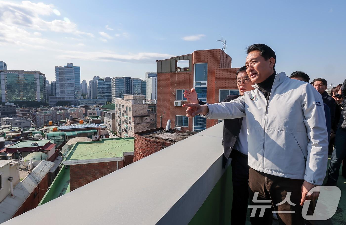 오세훈 서울시장이 28일 서울 구로구 가리봉2구역 재개발 사업 현장을 방문해 관계자와 대화하고 있다. 2025.10.28/뉴스1 ⓒ News1 김성진 기자