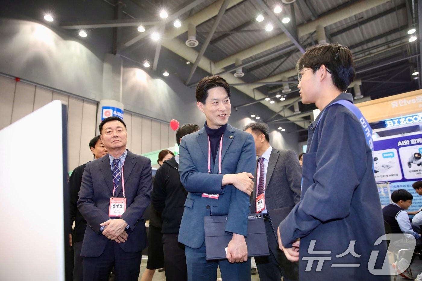 본문 이미지 - 노용석 중소벤처기업부 차관(가운데). (중소벤처기업부 제공. 재판매 및 DB 금지) 2025.10.28 ⓒ 뉴스1