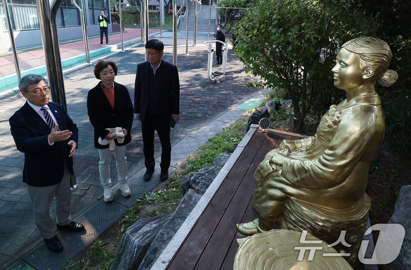 정근식 서울시교육감이 서울의 한 고등학교 내 평화의 소녀상을 방문하고 있다. 이날 위안부법폐지국민행동 등 우익단체는 평화의 소녀상이 설치된 학교 앞에서 철거를 요구하는 집회를 예고했으나 실제 이뤄지진 않았다. 2025.10.29/뉴스1 ⓒ News1 장수영 기자