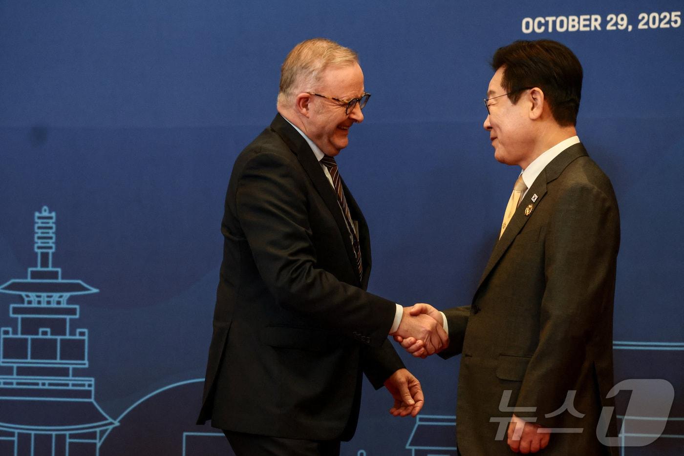29일 이재명 대통령과 아시아태평양경제협력체(APEC) 정상회의 참석차 방한한 앤서니 앨버니지 호주 총리가 도널드 트럼프 미국 대통령과의 만찬 행사장에 도착해 악수하고 있다. 2025.10.29 ⓒ 로이터=뉴스1 ⓒ News1 김지완 기자