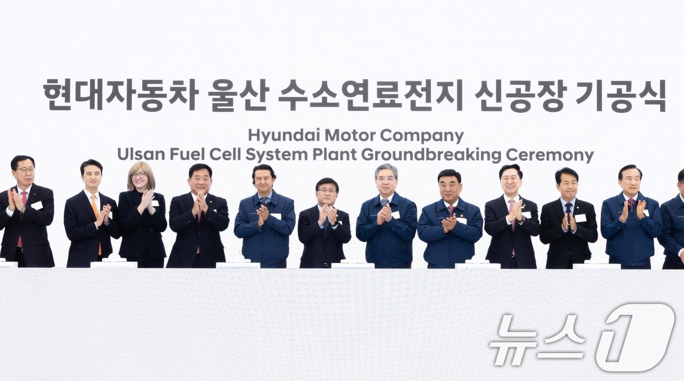 김성환 기후에너지환경부장관이 30일 현대자동차 울산공장에서 열린 ‘현대차 수소연료전지 공장 기공식’에 참석해 김두겸 울산시장, 김기현 의원, 현대차 관계자들과 세리머니 후 기념촬영을 하고 있다. (기후에너지환경부 제공. 재판매 및 DB 금지) 2025.10.30/뉴스1