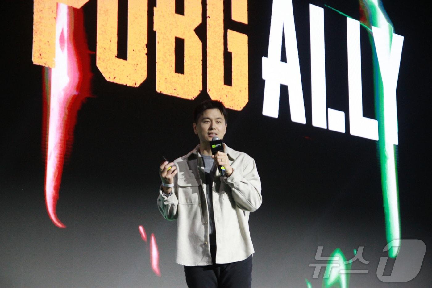 이강욱 크래프톤 AI 본부장이 지난 30일 밤 서울 강남구 코엑스 K-POP 광장에서 지포스(GeForce) 한국 25주년을 기념해 열린 '지포스 게이머 페스티벌' 에서 AI 협업모델 '펍지 앨라이' 출시 계획을 발표하고 있다.2025.10.31/뉴스1 ⓒ News1 김민재 기자