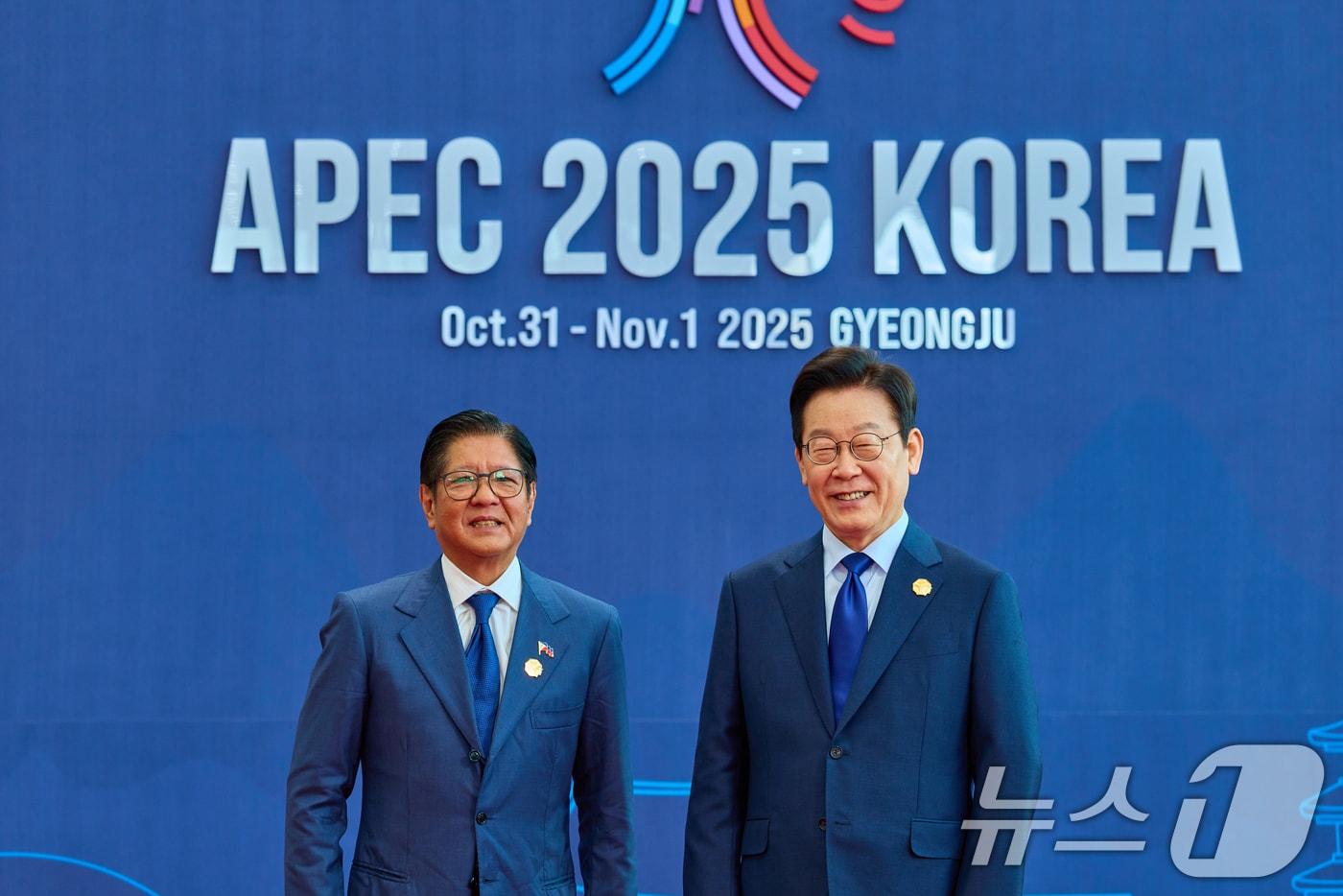 이재명 대통령이 31일 경북 경주화백컨벤션센터(HICO)에서 열린 2025 아시아태평양경제협력체(APEC) 정상회의에서 페르디난드 마르코스 필리핀 대통령을 맞이하고 있다. (대통령실 제공. 재판매 및 DB 금지) 2025.10.31/뉴스1 ⓒ News1 허경 기자