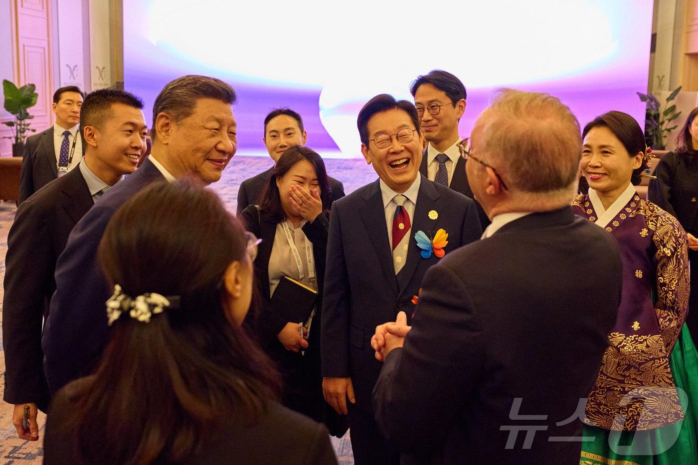 이재명 대통령과 시진핑 중국 국가주석이 10월 31일 경북 경주시 라한셀렉트호텔에서 열린 2025 아시아태평양경제협력체(APEC) 정상회의 만찬에서 대화를 하고 있다. (대통령실 제공. 재판매 및 DB 금지) 2025.11.1/뉴스1 ⓒ News1 이재명 기자
