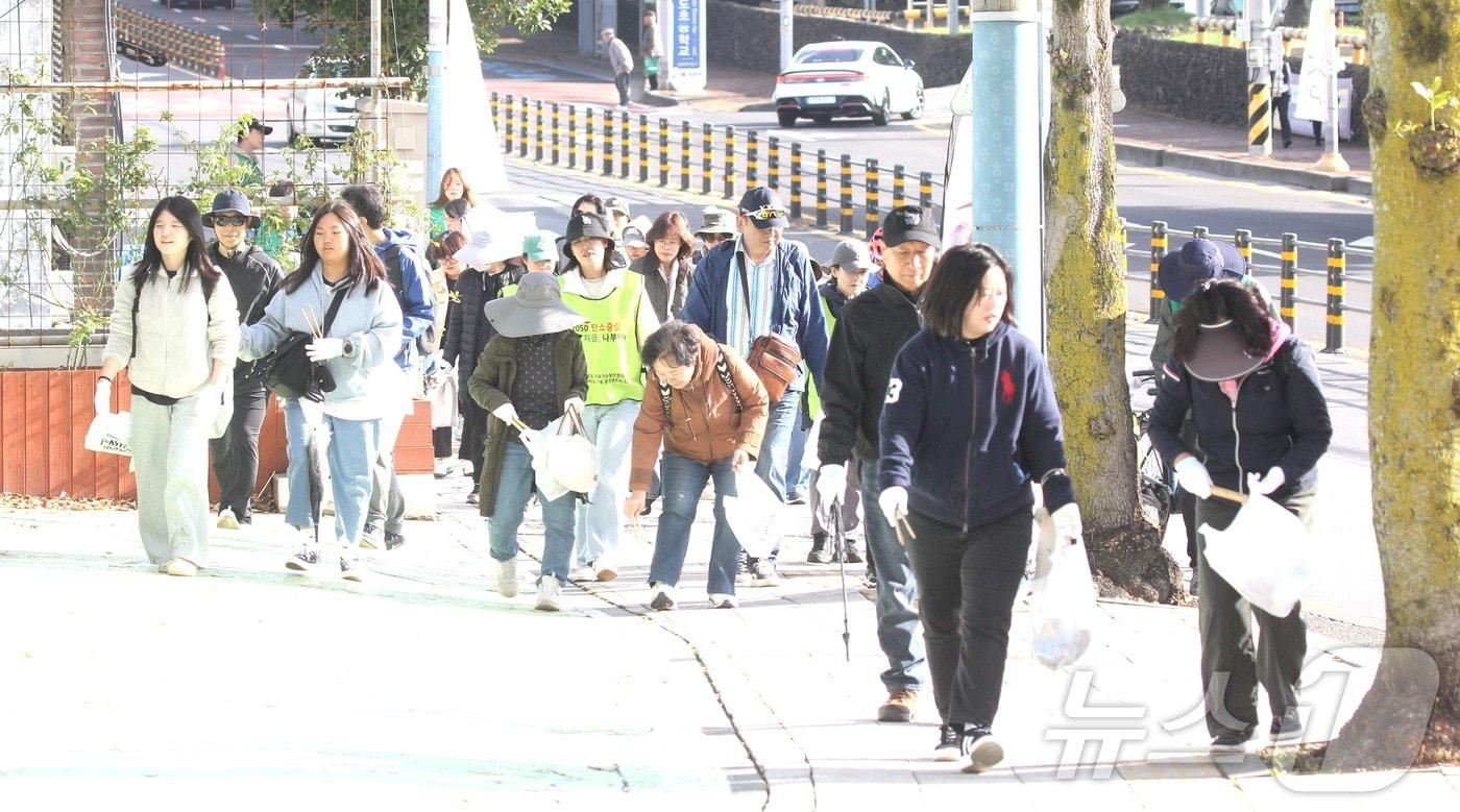 1일 제주시 신산공원과 오현단 일원에서 '걸으멍(걷고), 도르멍(뛰고), 주시멍(줍고)' 제7회 '제주 플로깅(Jeju-Plogging)'이 열렸다. 이 행사는 제주도지속가능발전협의회, 뉴스1제주본부, 제주녹색환경지원센터가 주최·주관하고 제주도, 제주도개발공사가 후원한다. 2025.11.1/뉴스1 ⓒ News1 강승남 기자