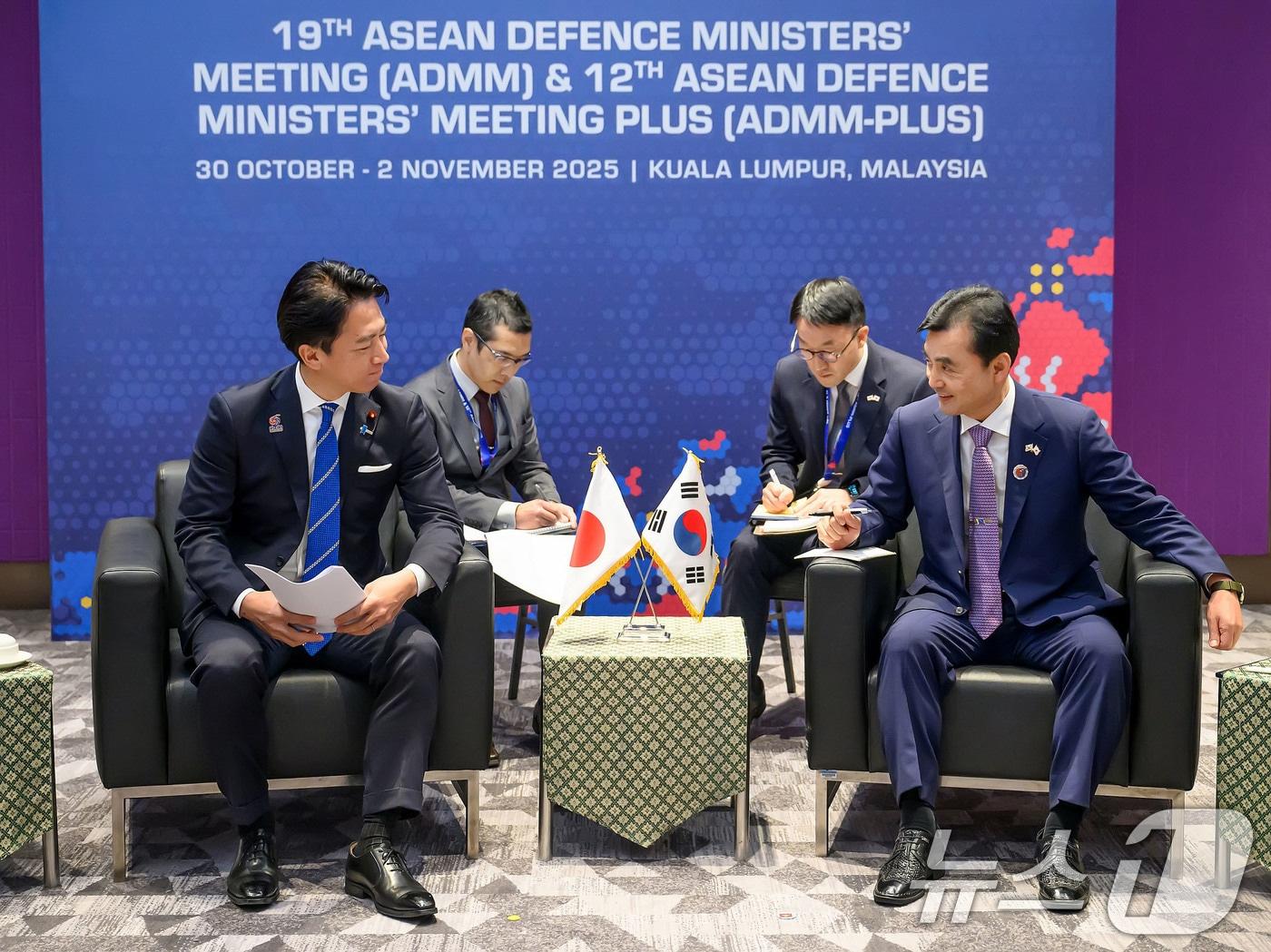 본문 이미지 - 안규백 국방장관이 지난해 11월 말레이시아 쿠알라룸푸르에서 열린 제12차 아세안 확대 국방장관회의에 참석해 고이즈미 신지로 일본 방위대신과 회담하고 있다. (국방부 제공. 재판매 및 DB 금지) /뉴스1