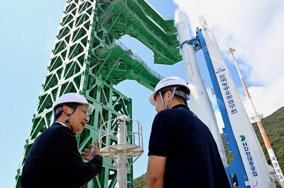 본문 이미지 - 4차발사 전 리허설 격인 '추진제 충전·배출 사전시험'(WDR)을 앞두고 있는 누리호.(한국항공우주연구원 제공)