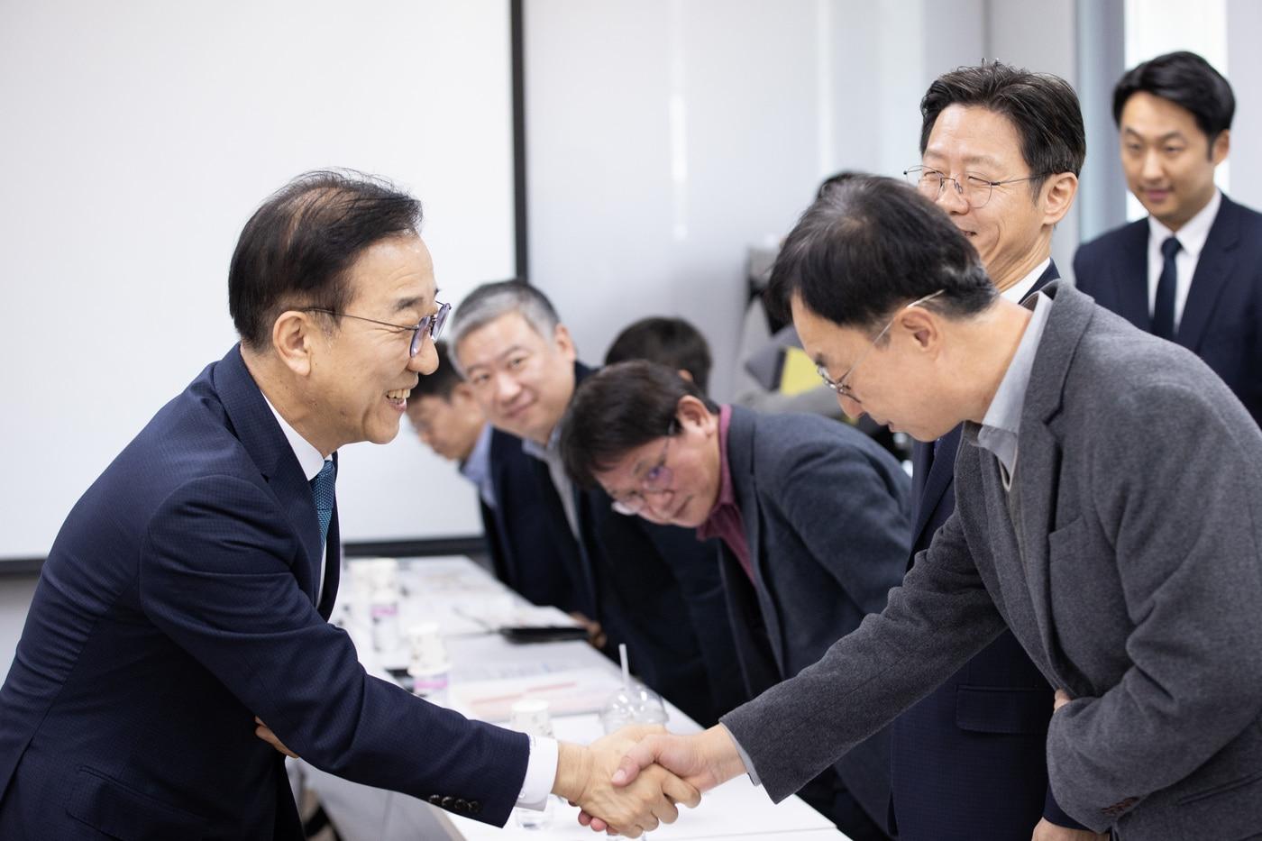 김윤덕 국토부 장관(왼쪽)이 12일 서울 국토발전전시관에서 열린 LH 개혁위원회에 참석해 위원들과 인사를 나누고 있다.(국토부 제공)