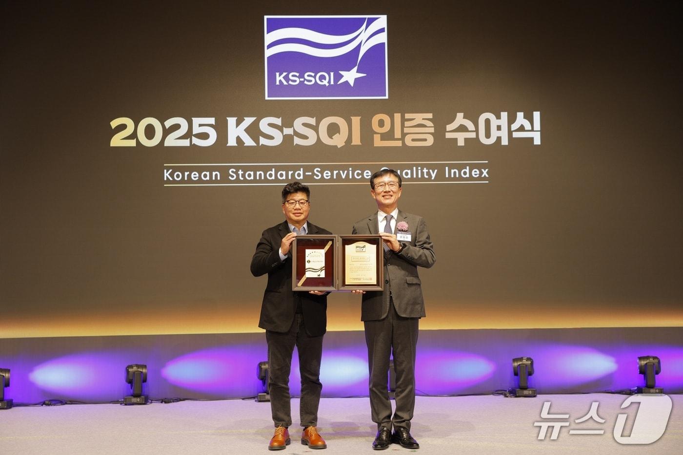 롯데글로벌로지스가 지난 11일 서울 소공동 롯데호텔에서 개최된 '2025년 한국서비스품질지수(KS-SQI) 인증 수여식'에서 택배 부문 5년 연속 1위를 수상했다. 강병구 롯데글로벌로지스 대표이사(왼쪽)가 수상 후 기념 사진을 촬영하고 있다.(롯데글로벌로지스 제공)