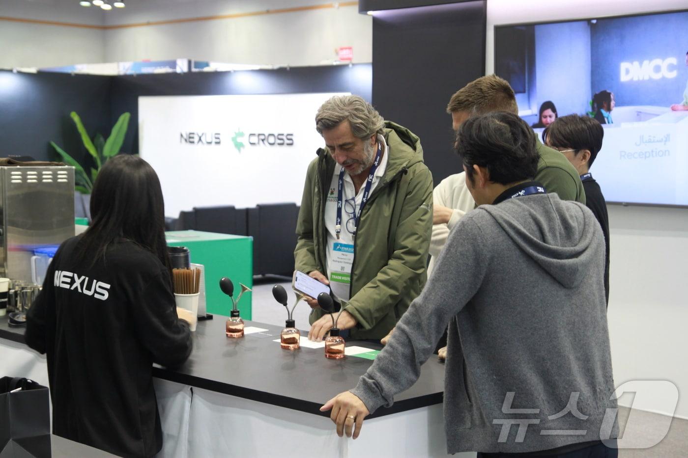 부산 벡스코 제2전시관에 위치한 넥써쓰 BTB(기업 간 거래) 부스를 찾은 방문객들이 커피를 주문하고 있다.2025.11.14/뉴스1 ⓒ News1 김민재 기자