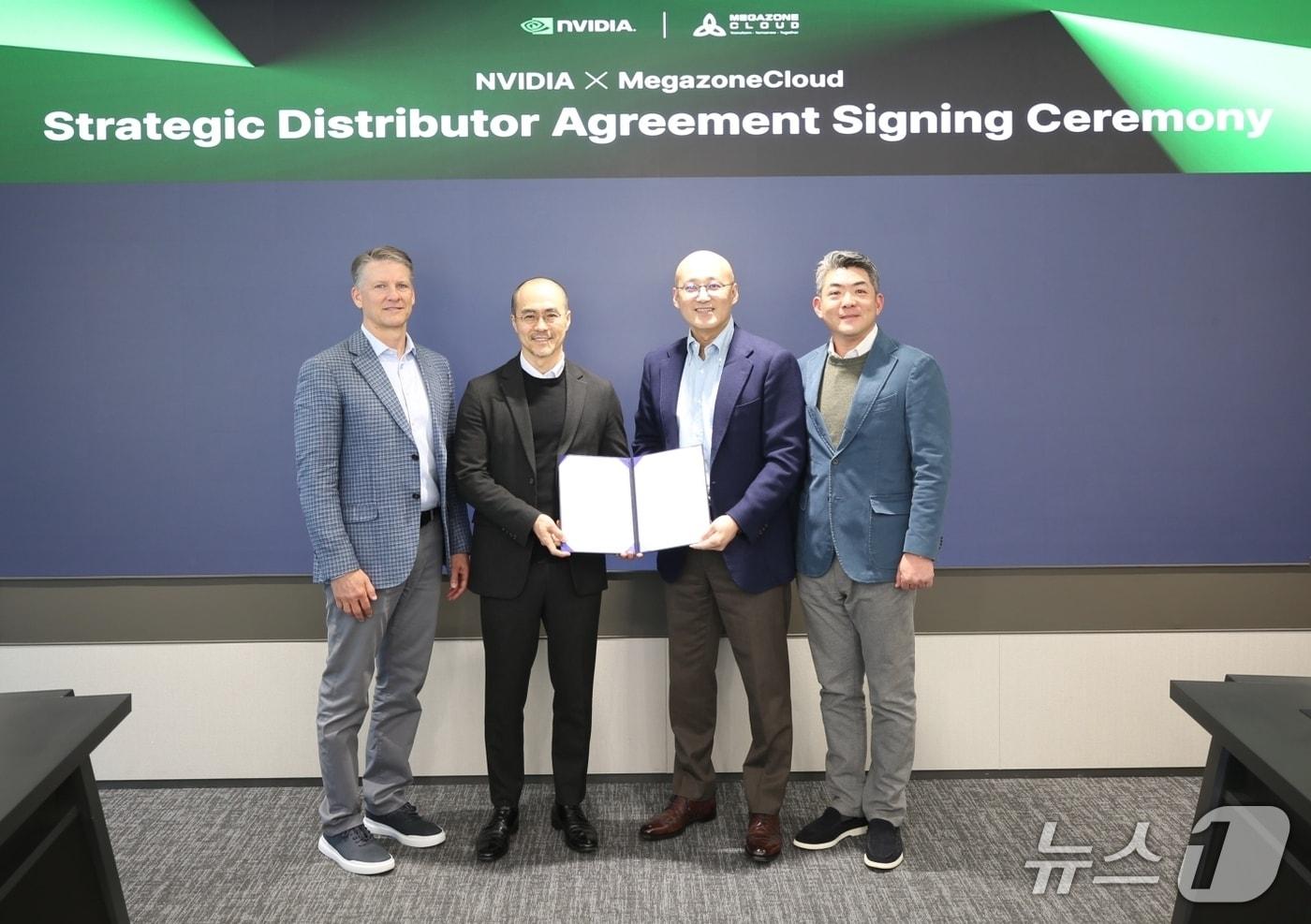 왼쪽부터 제프 팬처 엔비디아 글로벌 총판 총괄·정소영 엔비디아 코리아 대표·염동훈 메가존클라우드 대표·황인철 메가존클라우드 CRO가 기념사진을 찍고 있다.(메가존클라우드 제공)
