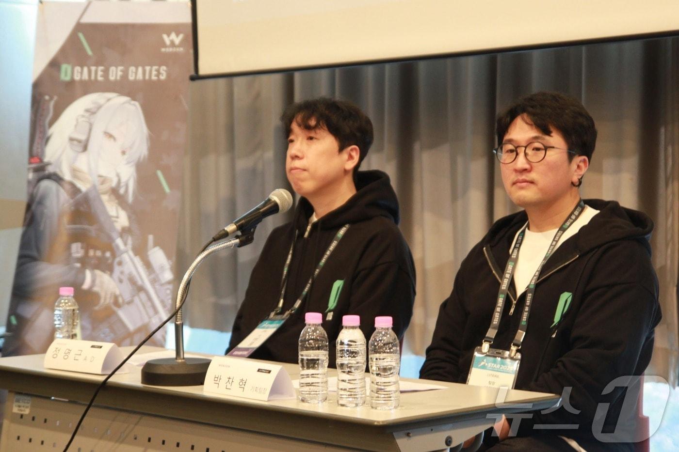 '게이트 오브 게이츠'를 개발한 리트레일의 정명근 아트 디렉터(AD)와 박찬혁 기획팀장이 14일 부산 벡스코 제1전시장에서 열린 합동 인터뷰에서 질문에 답하고 있다.2025.11.14/뉴스1 ⓒ News1 김민재 기자