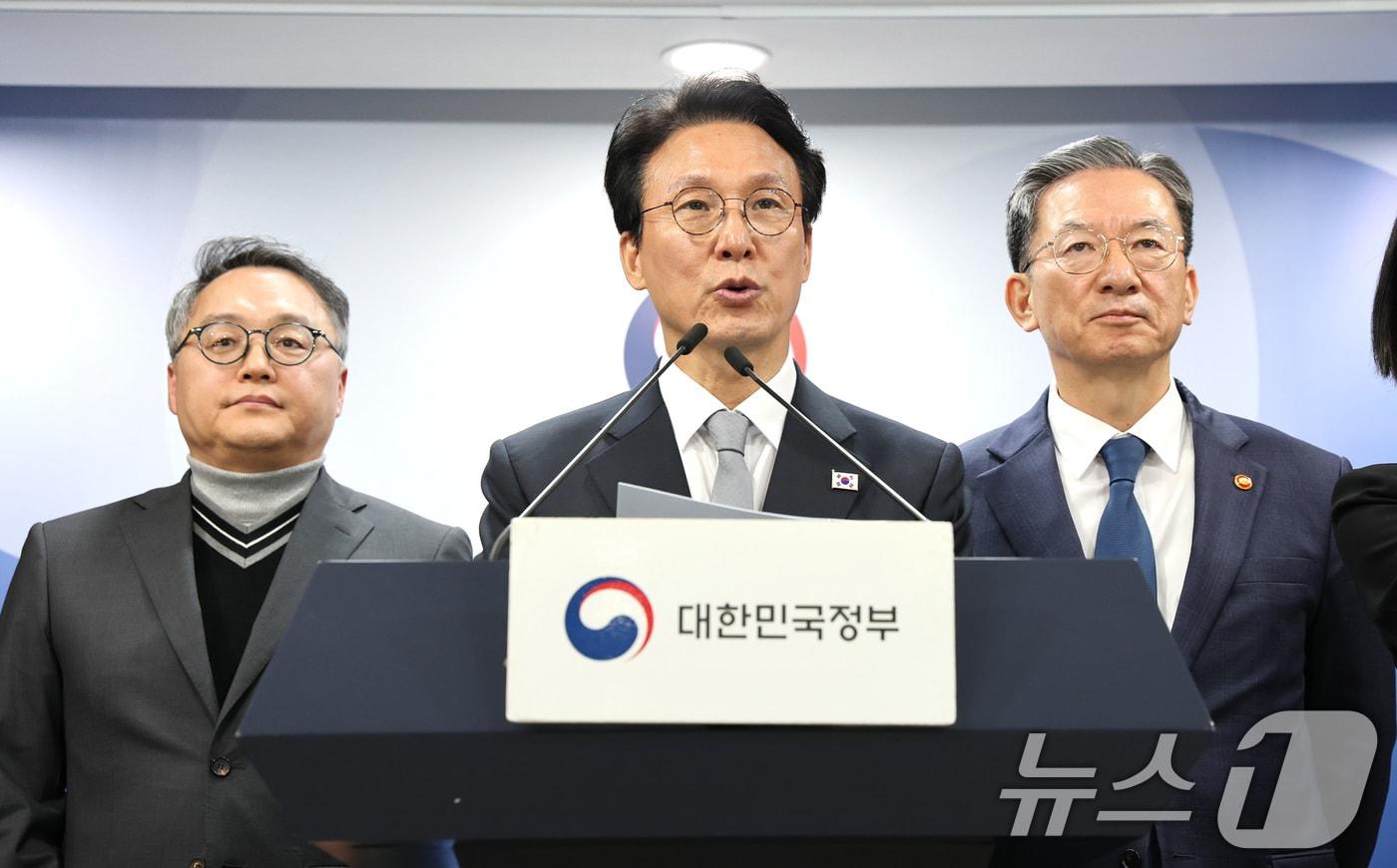 김민석 국무총리(가운데)와 정성호 법무부 장관(왼쪽), 정홍식 법무부 국제법무국장(오른쪽)이 18일 서울 종로구 정부서울청사에서 론스타 ISDS 취소 신청 결과 관련 긴급 브리핑을 하고 있다. 2025.11.18/뉴스1 ⓒ News1 임세영 기자